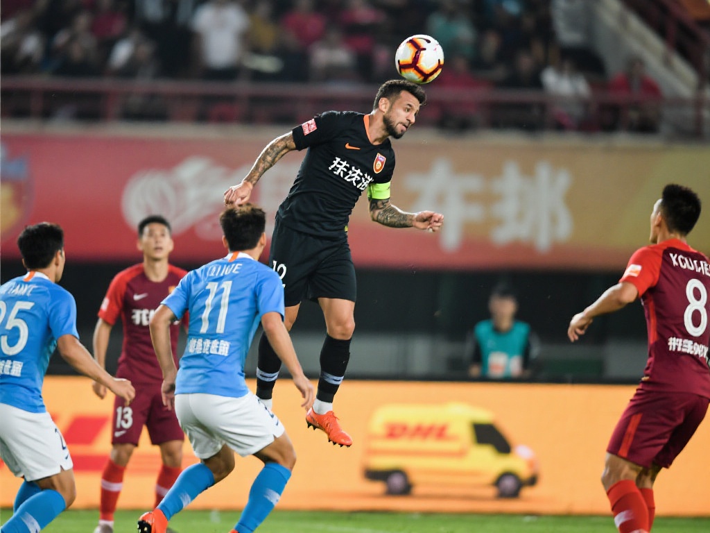 王刚精准传中 法比奥鱼跃头球绝杀 对比许多其他前锋,法比奥在空战中优势明显